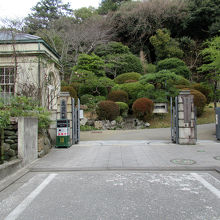 入口は「萬翠荘」と同じです