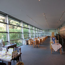 こちらの窓から見る「萬翠荘」も美しいです