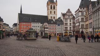 歴史ある建物が並ぶ