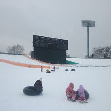 スコアボードがあるので、辛うじて球場であることが解ります。