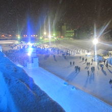大雪像の頂部から眺める会場の様子