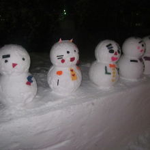 雪は腐るほどありますが、旭川の雪でだるまを作るのは案外大変！