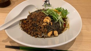 札幌で人気の担々麺のお店の新宿店です。