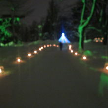 こんな感じで、夜でもランタンが歩道を照らしてくれています