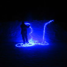 新しい電飾を設置中の方も…( ´∀｀ )。