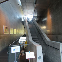 柱のない階段、楽しい建物です 