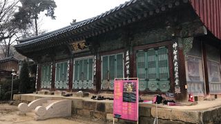 奉恩寺の中のお経を書いた板が奉納されている建物