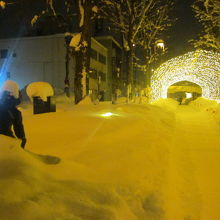 座裸像と光のトンネルの遠景のコラボアングル