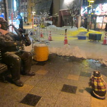 その奥では氷像選手権の製作が粛々と続けられていました。