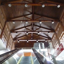 エスカレータから天井を見たら木製の屋根が