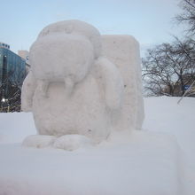 1丁目から西に向かい、9丁目で漸く市民雪像を見かけました