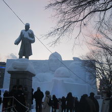 大通公園の像などを取り入れながらの大雪像撮影も楽しいですね。