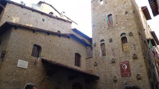 路地にひっそり、ダンテの家