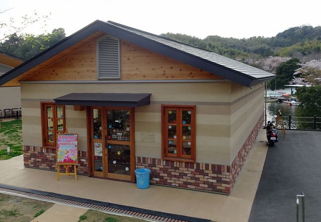 ジェラートを食べながらお花見