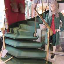 博物館に続く階段にはナポレオンさんがいました。