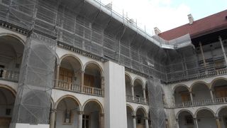 内部は博物館になっています