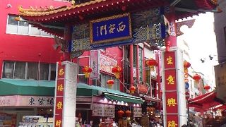 中華街の西側に位置する門