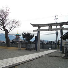 鳥居の外に写っているのが大安楽寺です。