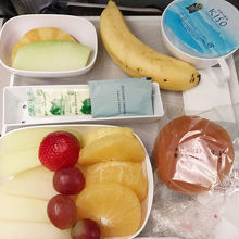 フルーツミール(夕食)。バナナやパンもあり、結構なボリューム