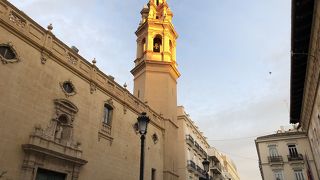 八角形の塔が目印