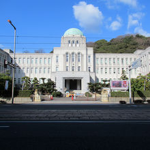 建物が大きくて、正面からは収まりません