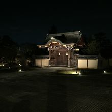 夜の勅使門
