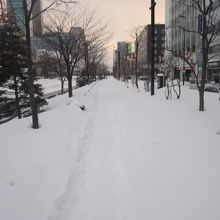 冬場は川沿いの上の段の踏み跡を忠実に歩くようにして下さい