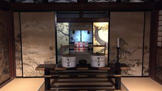ふすまの絵が素晴らしい