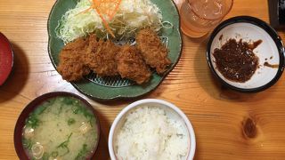 ヒレカツ定食を食べ