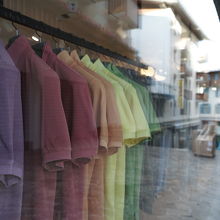 道路沿いのブティック