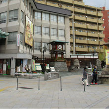 「道後温泉」駅改札を出ると、からくり時計が見えます