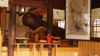 奇祭・珍祭の豊年祭りが行われる神社です。