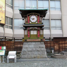 振鷺閣を題材に製作されたというからくり時計は立派な大きさ