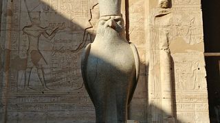 ハヤブサ像が可愛い！