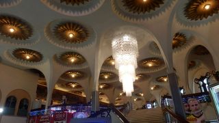 入口ホールの天井は必見