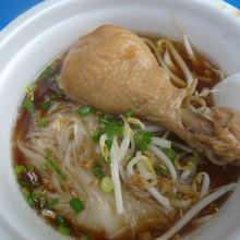 麺類の屋台で提供される麺です。麺が、白色で透明感のある面です