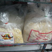 こちらは、白色でなく黄色の麺で、日本のラーメンに似た麺です。