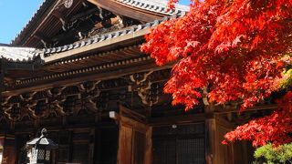 舞台造りの建物