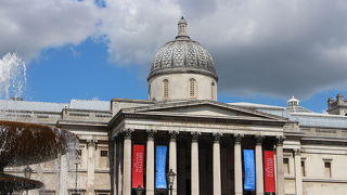 トラファルガー広場に面している