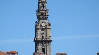 塔は教会建物の後方に・・・