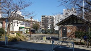 都会の住宅地の公園