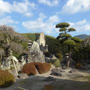 庭園群のなかでも多分一番背の高い岩を使ってる？