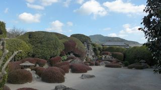 母ケ岳を遠景にとりいれた借景庭園