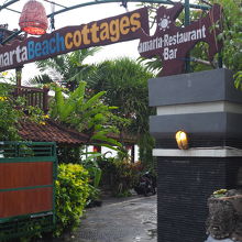 左手の建物がレストラン