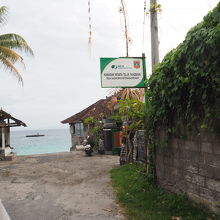 右手がホテル入口