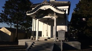 蔵のような漆喰壁のお堂