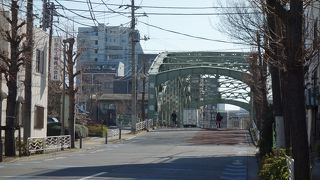 頑丈な鉄橋が架かる通りです