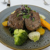 ホテルレストランの料理（ステーキ）