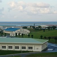 那覇空港の滑走路が見えます