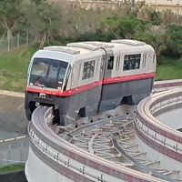 ゆいレールも真横を通過